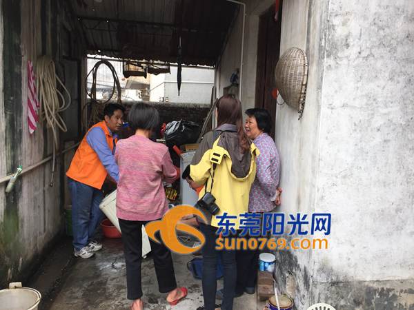 企石社工联合志愿者进社区开展义务家电维修