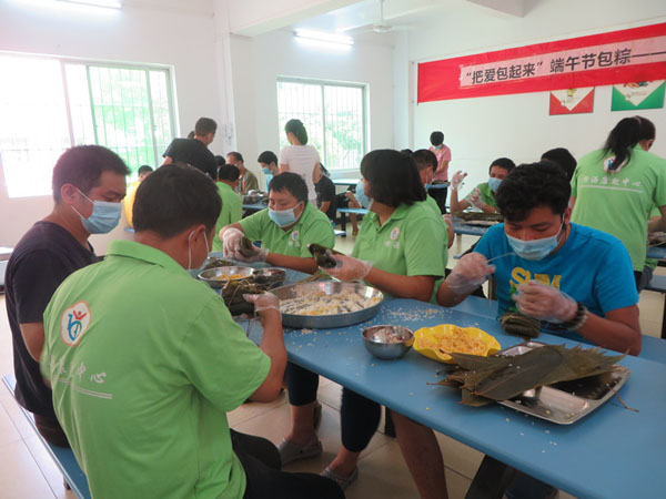 “把爱包起来”横沥康就学员端午节包棕子送温暖活动