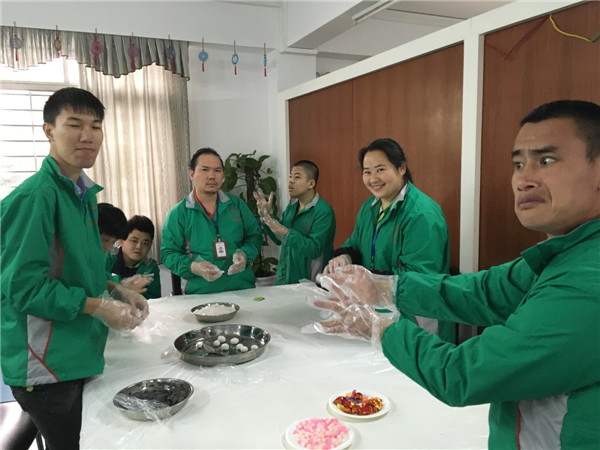 学员们在制作汤圆