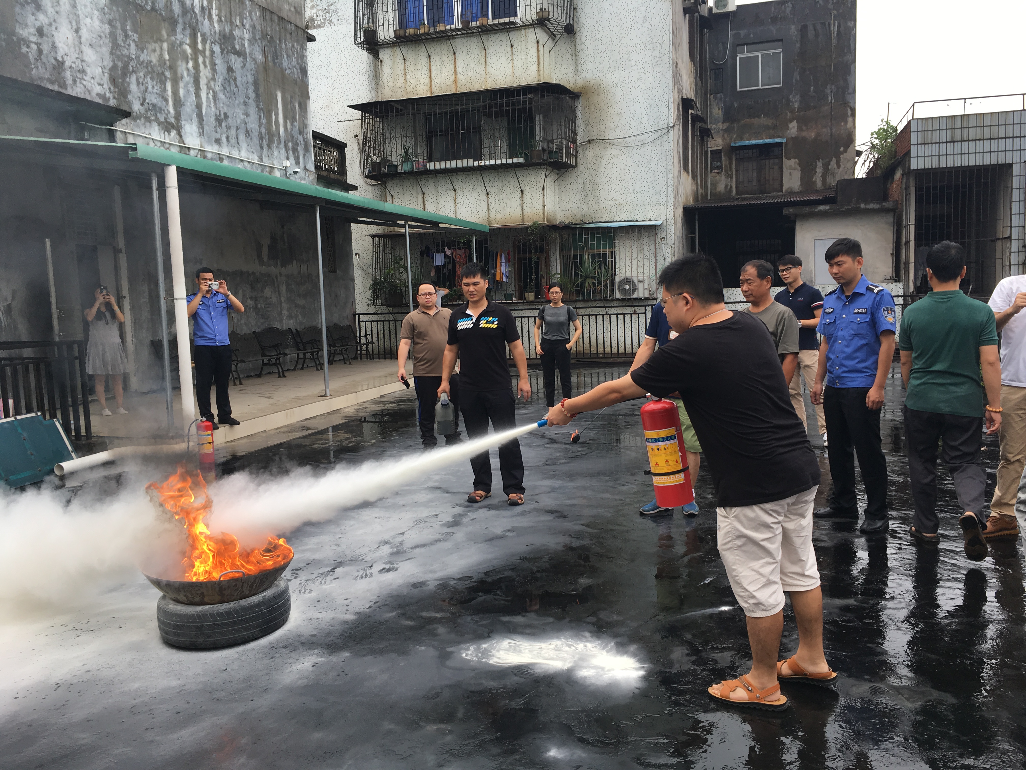 石龙康就中心开展消防安全知识培训