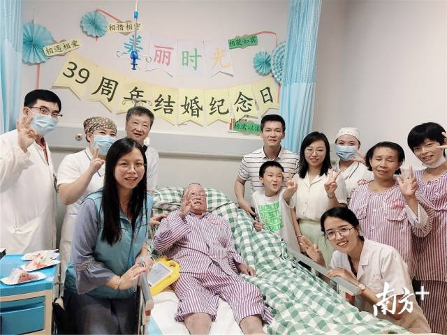 病房里的温暖七夕，71岁团叔为患病妻子手写“我爱你”